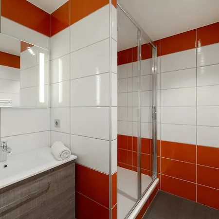 Spacieux Renove Avec Balcon, Acces Au Pied Et Espace Bien-etre - Fr-1-181-1929 Apartment *